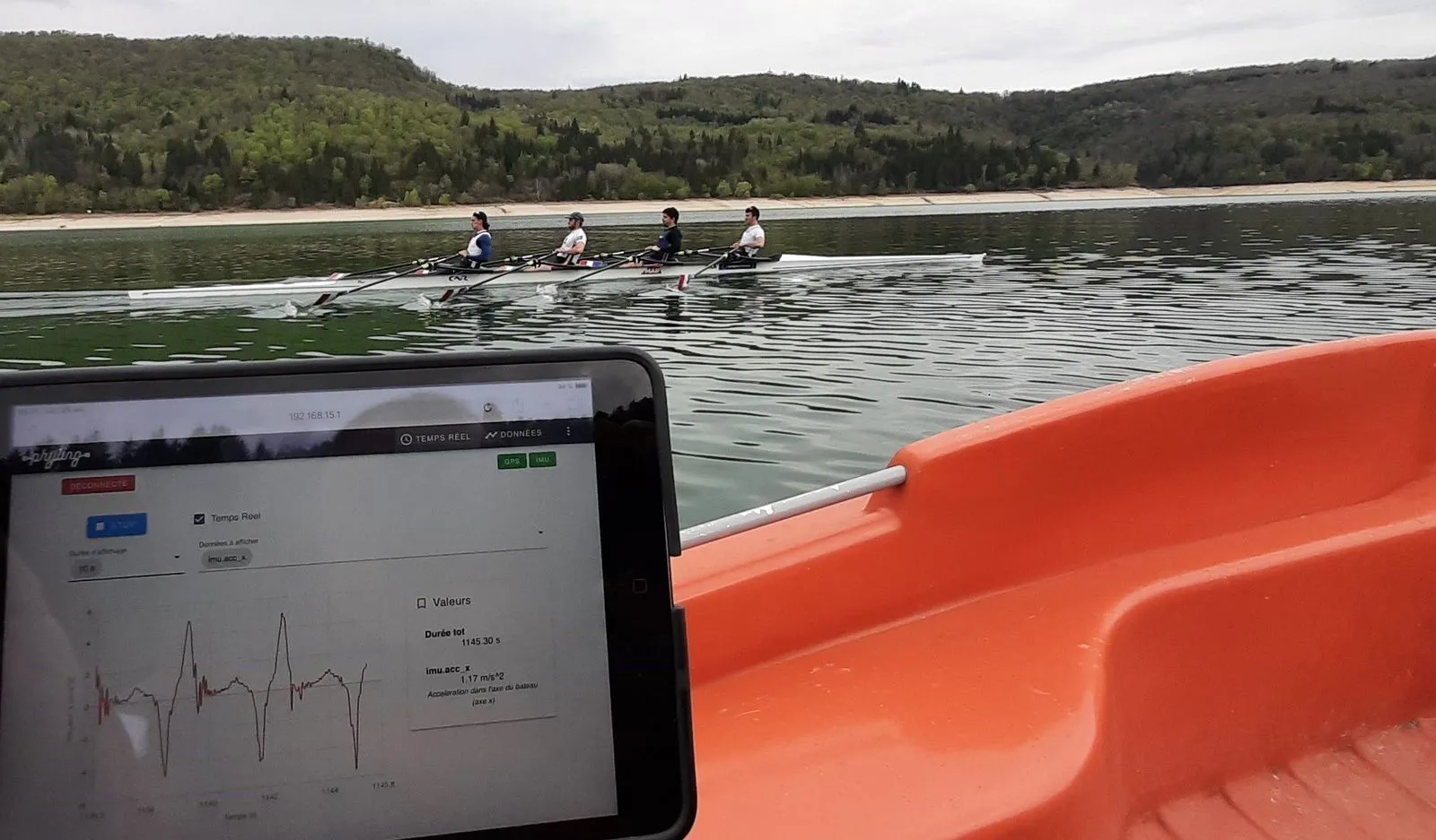 Équipage d’aviron à l’entraînement, les données du bateau suivies en temps réel sur une tablette